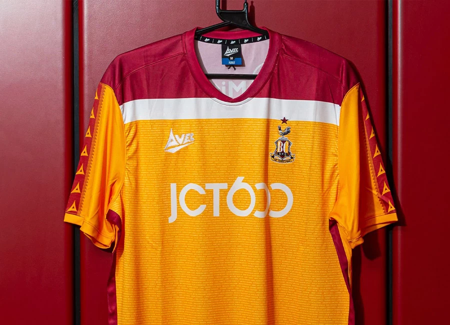 Bradford City 2021-22 Avec Fourth Kit